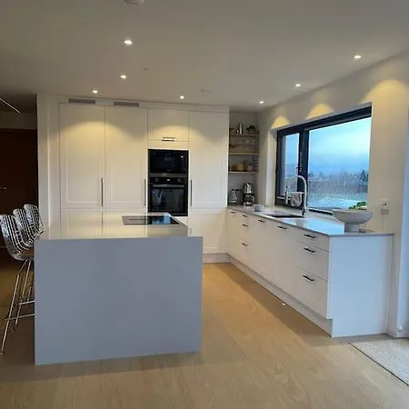 Moderne Arkitekttegnet Hus Naert Sentrum, Ons Feriehus