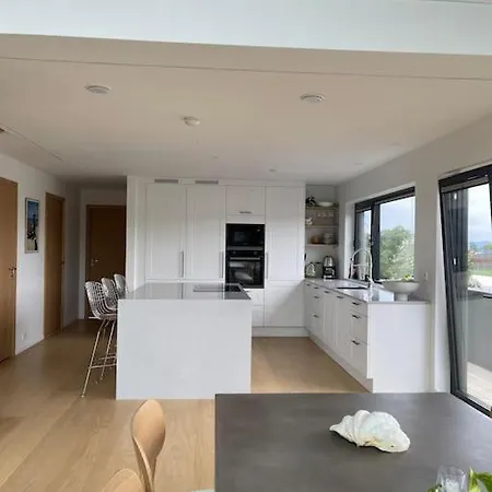 Moderne Arkitekttegnet Hus Naert Sentrum, Ons Feriehus